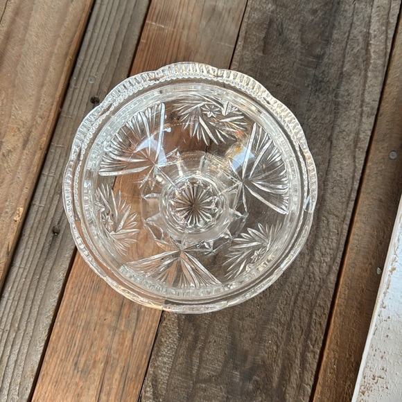 Vintage Lead Crystal Pedestal bowl with scalloped edges - Picture 2 of 5